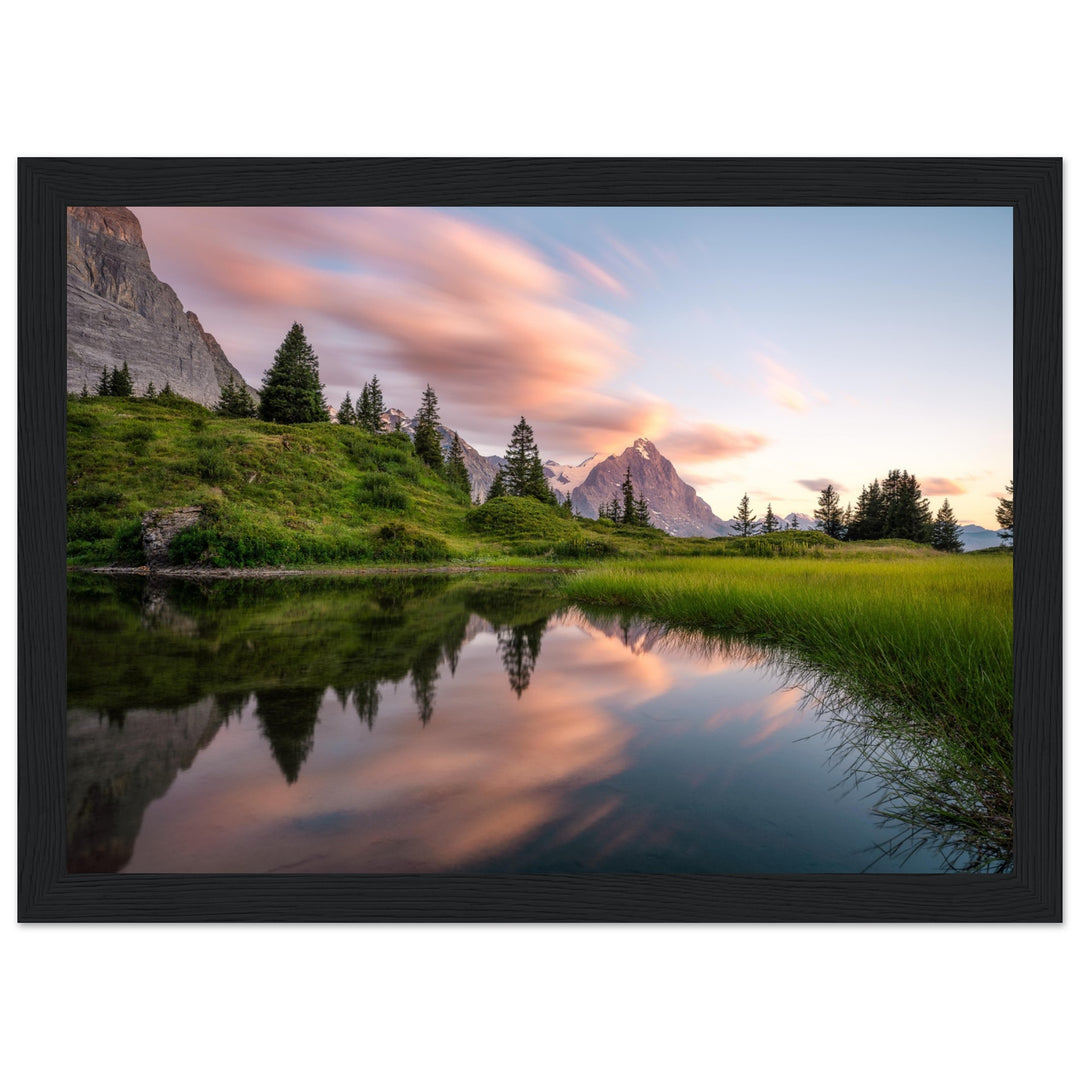 LEGACY | Eiger mit Spiegelung im Bergsee - Poszter in Holzrahmen