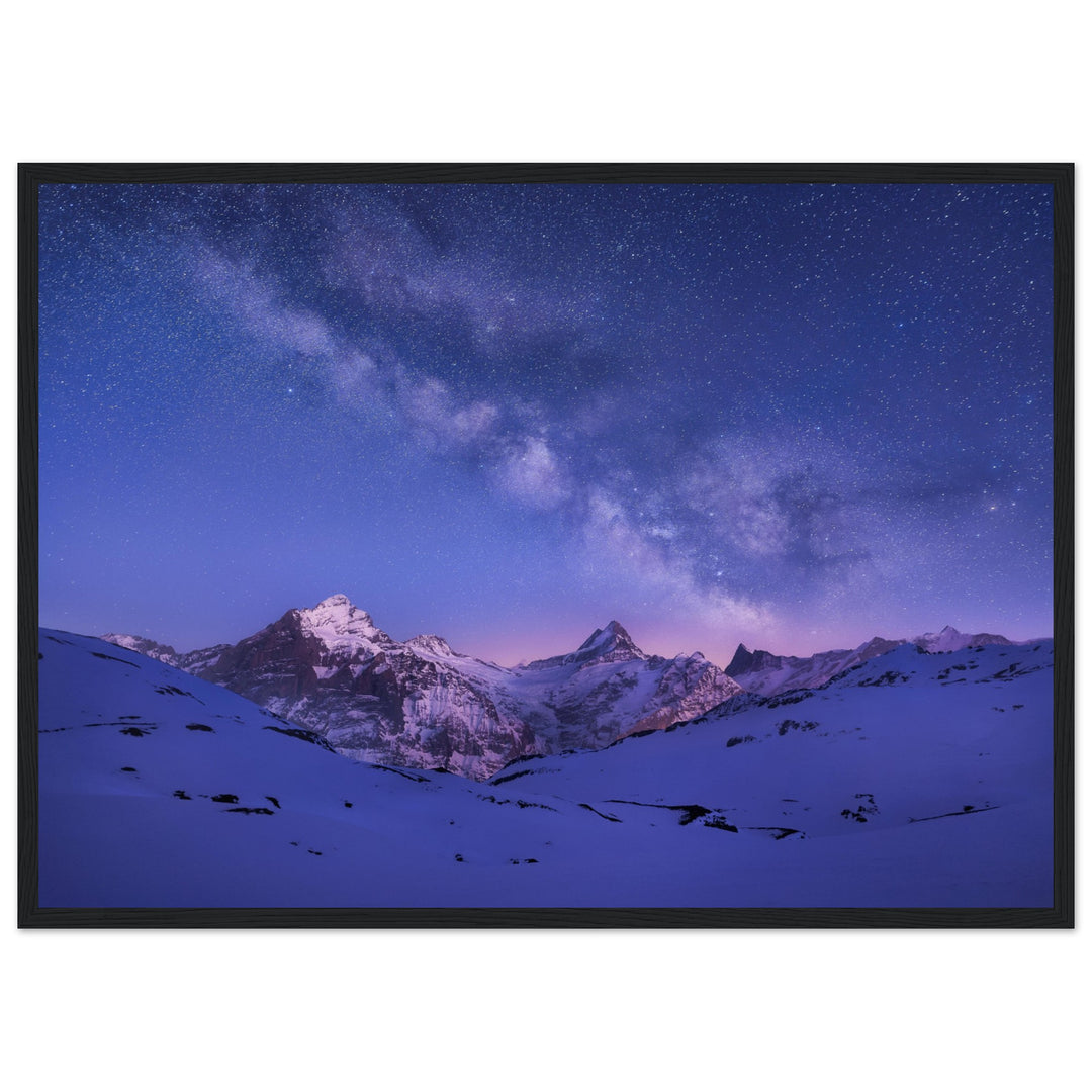 ELYSIUM | Winterliche Milchstrasse in den Berner Alpen - Poster in Holzrahmen