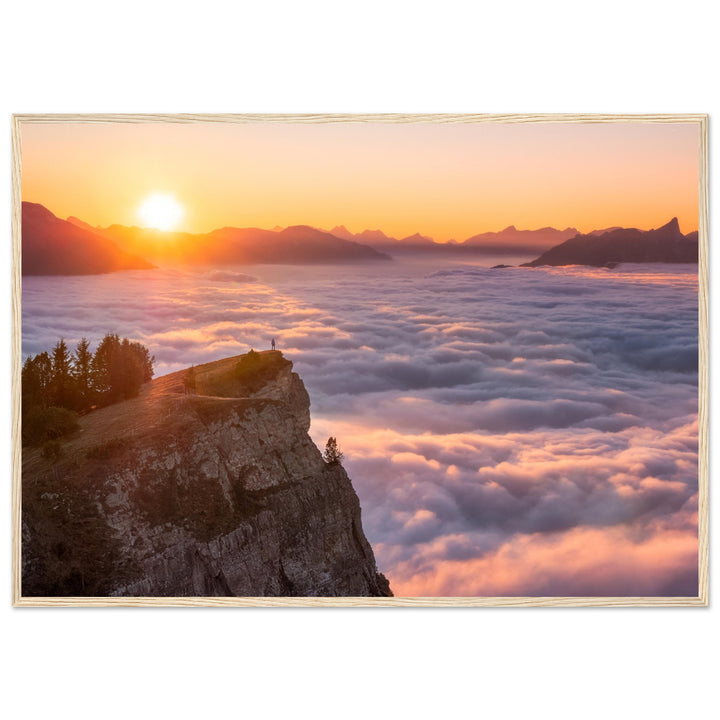 OUT OF SIGHT | Sonnenuntergang über den Wolken - Premium mattes Papier in Holzrahmen