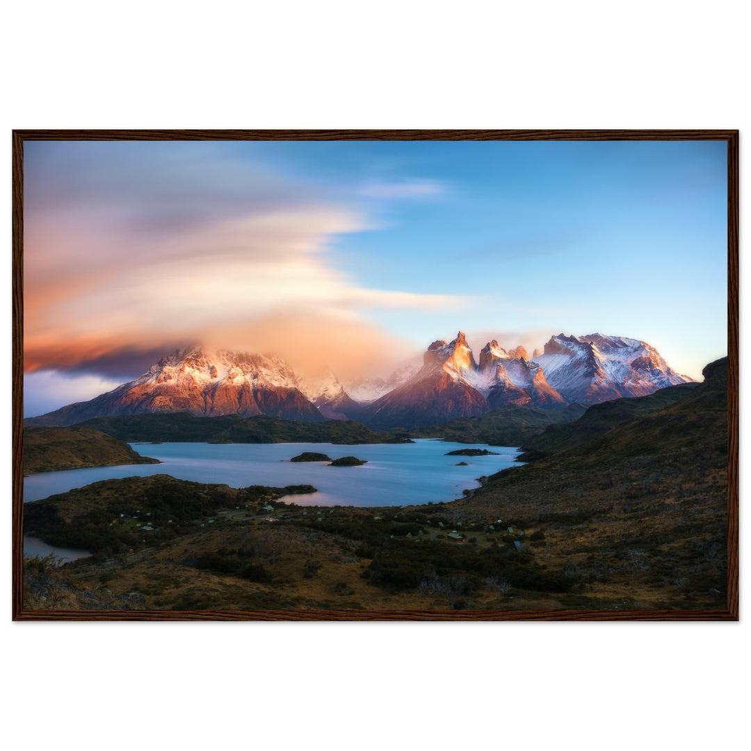 A WAFT OF AIR | Cuernos Del Paine - Mattes Poster in Holzrahmen