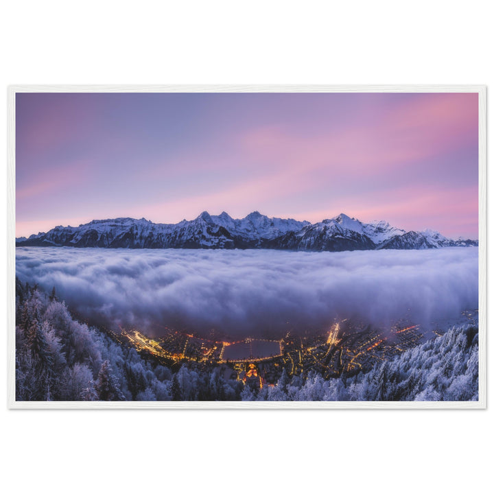 THE HEIST | Winter Sonnenaufgang in Interlaken - Mattes Poster in Holzrahmen