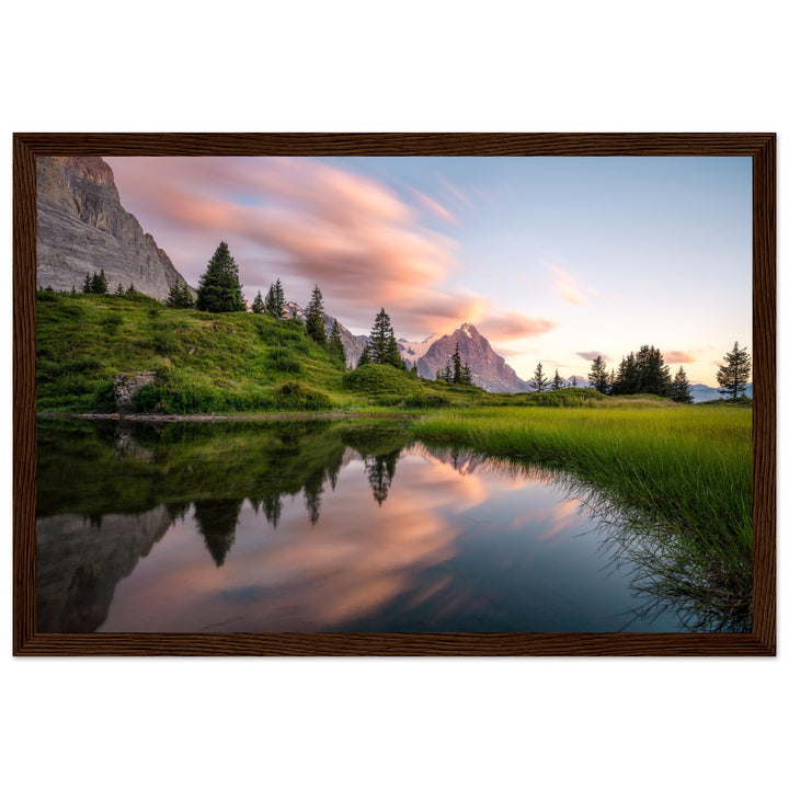 LEGACY | Eiger mit Spiegelung im Bergsee - Poszter in Holzrahmen