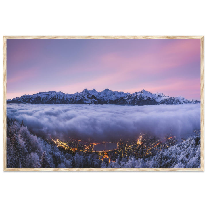 THE HEIST | Winter Sonnenaufgang in Interlaken - Mattes Poster in Holzrahmen