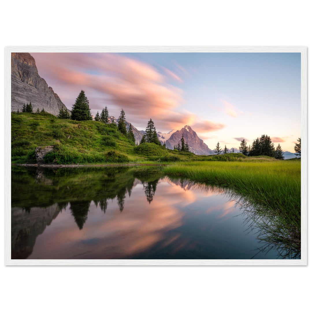 LEGACY | Eiger mit Spiegelung im Bergsee - Poszter in Holzrahmen
