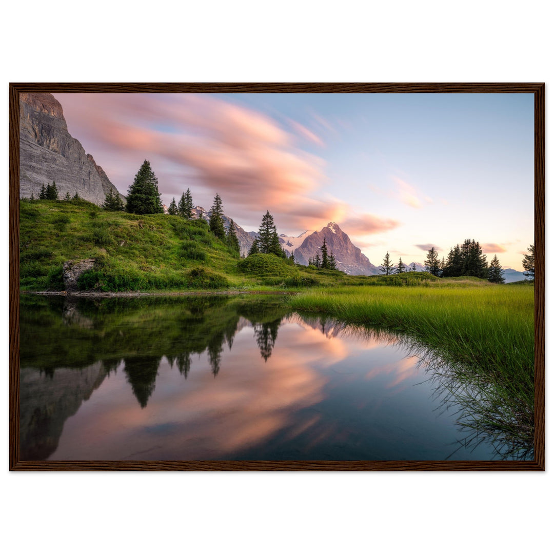 LEGACY | Eiger mit Spiegelung im Bergsee - Poszter in Holzrahmen
