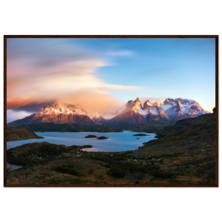 A WAFT OF AIR | Cuernos Del Paine - Mattes Poster in Holzrahmen