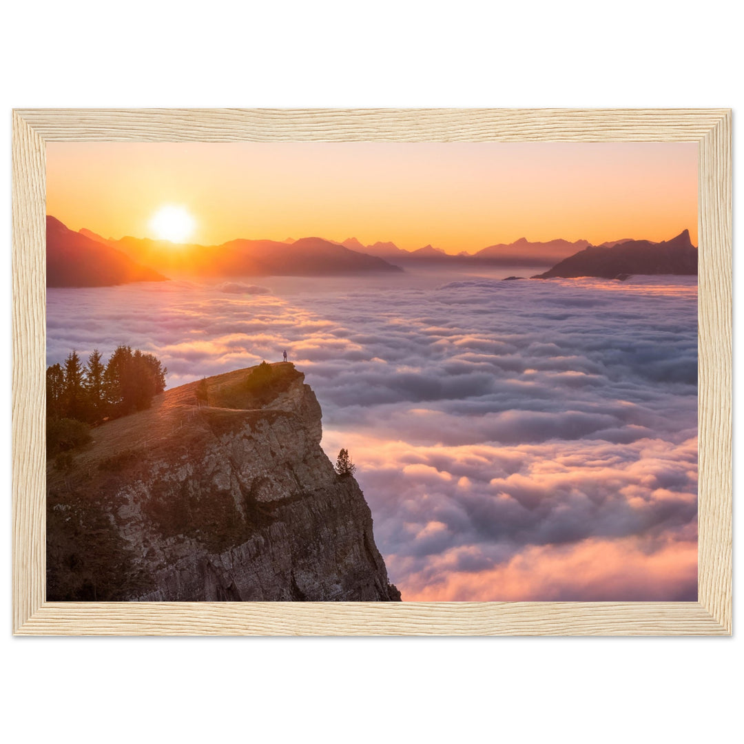 OUT OF SIGHT | Sonnenuntergang über den Wolken - Premium mattes Papier in Holzrahmen
