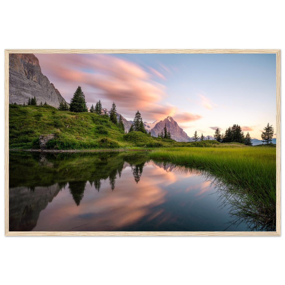 LEGACY | Eiger mit Spiegelung im Bergsee - Poszter in Holzrahmen